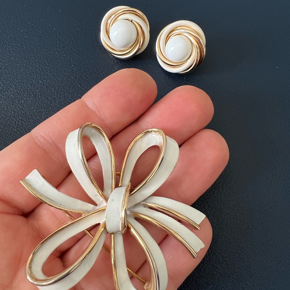 Crown Trifari Vintage 50's Mid CenturyWhite Enameled Ribbon Brooch with earrings - Picture 3 of 5